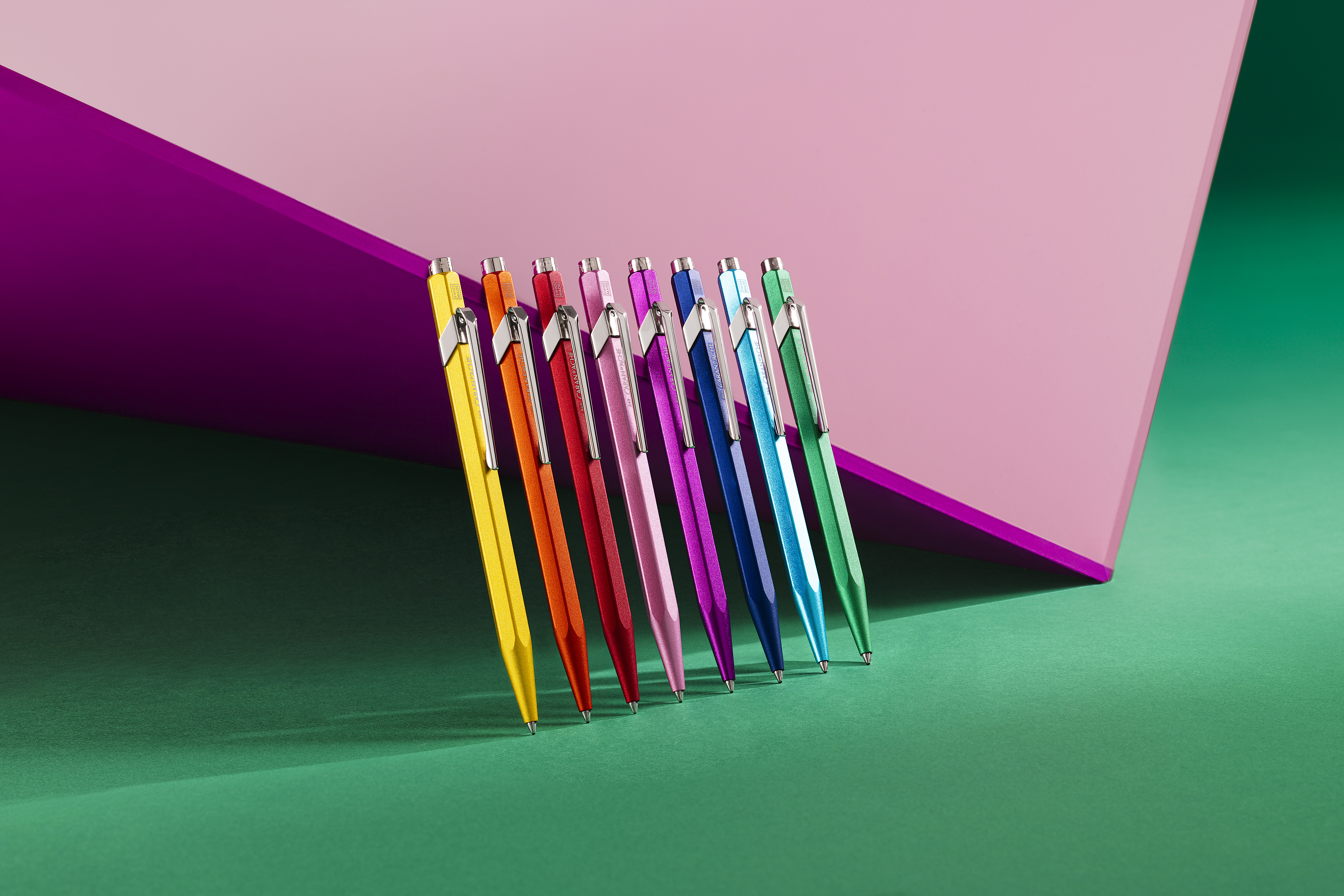 Caran D'Ache 849 Kugelschreiber – Neon Pink, Sechseckiger Aluminiumschaft, Mit Goliath-Mine, Schweizer Qualität