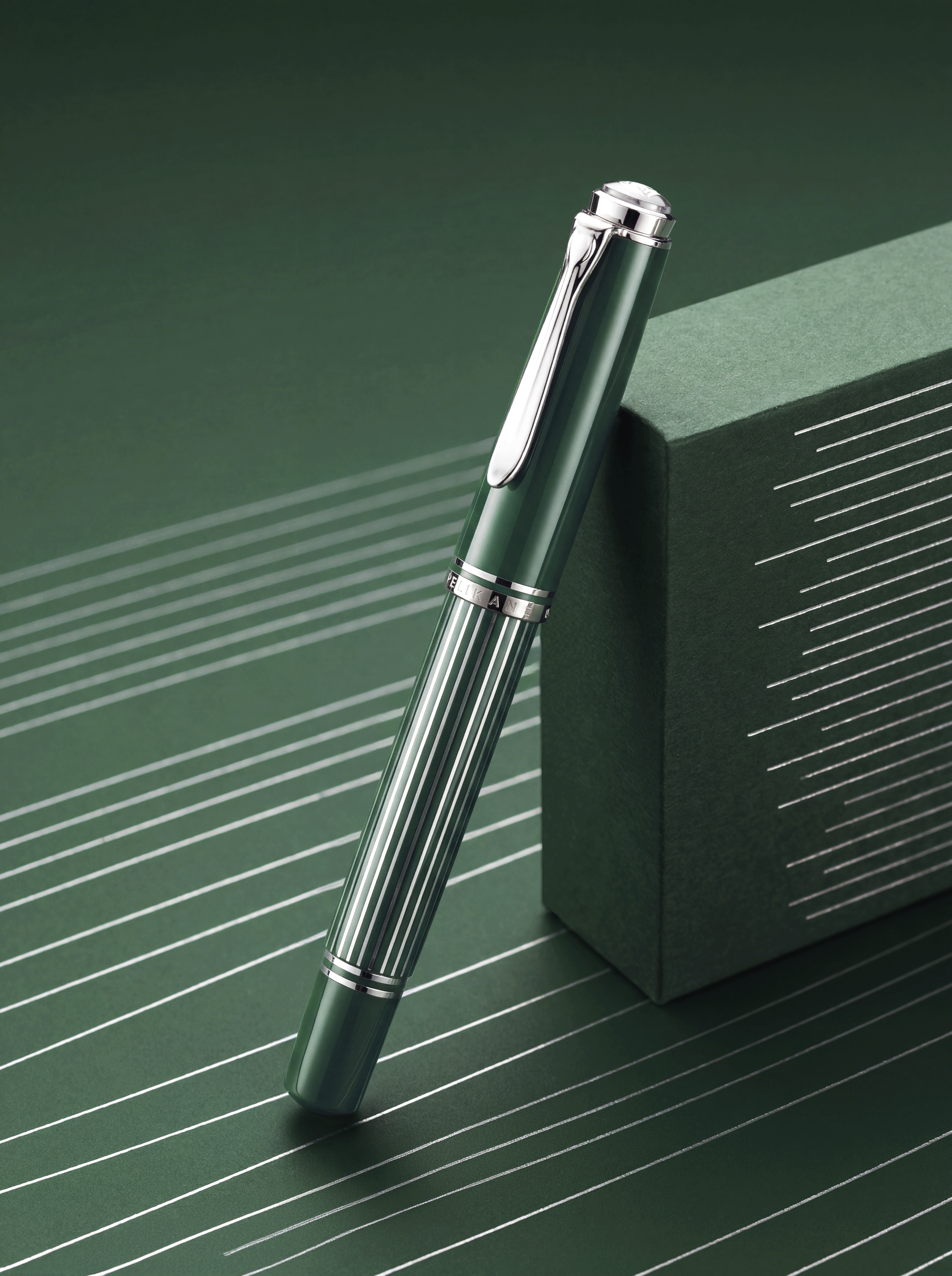 Pelikan Füllhalter M815 Metal Striped Green - Special Edition Medium